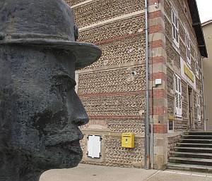 Eine Skulptur vor der Post erinnert an den Landbriefträger Cheval.